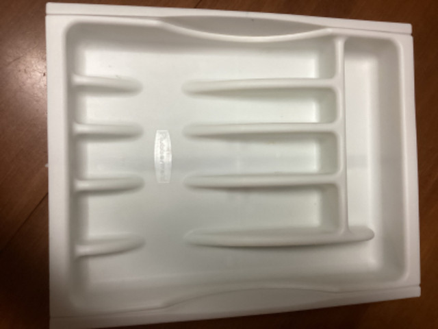 Rubbermaid expandable Cutlery Tray in Kitchen & Dining Wares in Edmonton