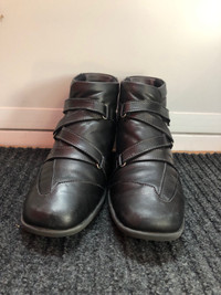  Black ankle boots, size 9 US, women / bottilons noirs 9