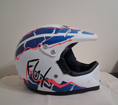 Medium size snowmobile helmet I normally wear a large helmet, but this one is a nice fit for me. 2ai...