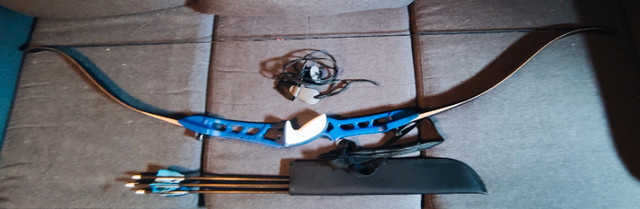 Traditional Aluminum 14LB 66" Recurve Bow Kit w/ 4 Arrows in Fishing, Camping & Outdoors in Moncton
