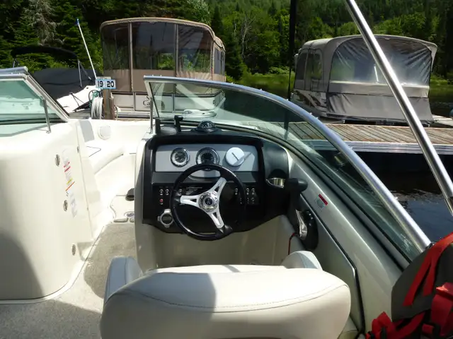 Bateau Sea Ray Sundeck 220 in Powerboats & Motorboats in Shawinigan - Image 10