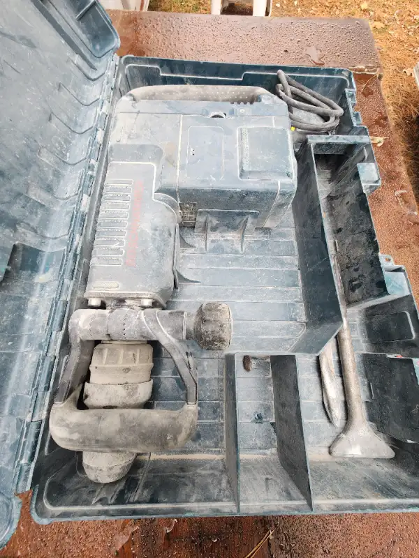 Bosch 11316 - SDS-max Demolition Hammer SKU: BOS11316 3 Bits in Power Tools in Windsor Region - Image 3