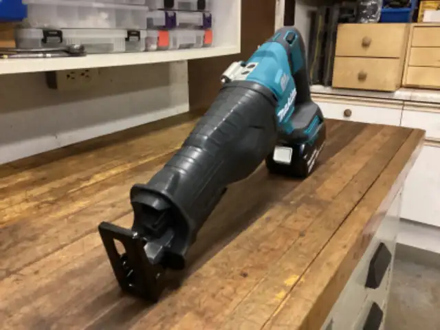 MAKITA LXT 18v BRUSHLESS 2 - SPEED SAWZALL and 4.0 AH BATTERY in Power Tools in Barrie - Image 3