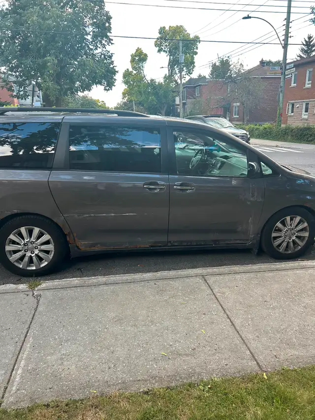 Toyota Sienna. Very clean mechanical system. Body badly damaged63860078960001123