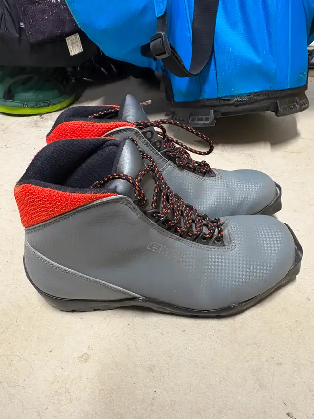 Country ski boots in Ski in Nelson - Image 3