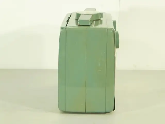 Radio Antique Rca Victor Portatif Modele P132 Globe Trotter Vert in Arts & Collectibles in Laurentides - Image 4