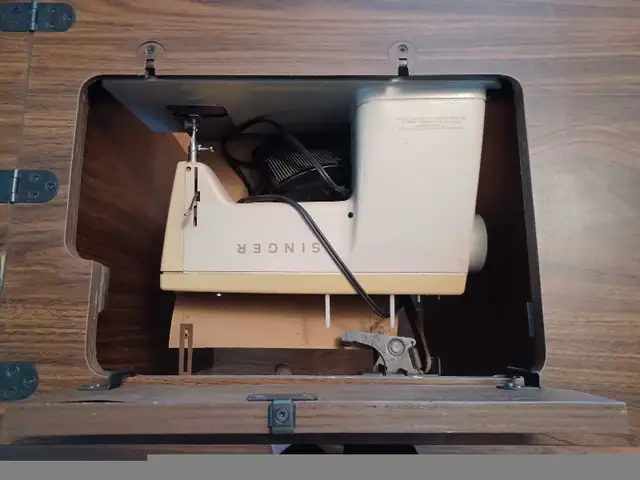 Singer Stylist 514 Sewing Machine in Hobbies & Crafts in London - Image 6