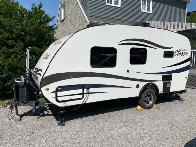 Roulotte Prolite Classic 2021. Très propre, bien équipée et toujours entreposée à l’intérieur l’hive...