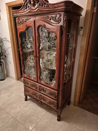 This used curio cabinet is a beautiful piece for displaying your treasured items, featuring intricat...