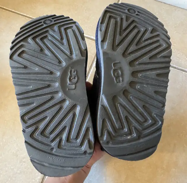 Ugg Neumel boots toddler size 9 in Kids & Youth in Markham / York Region - Image 3