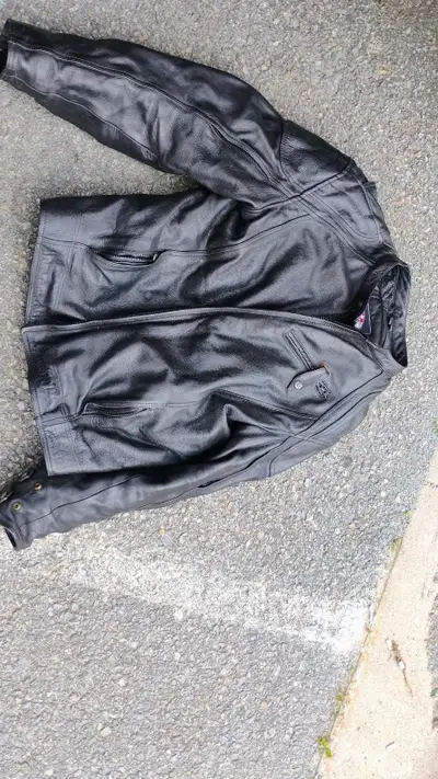 This 2XL motorcycle jacket is ready for the road! It's a durable and comfortable jacket designed to...