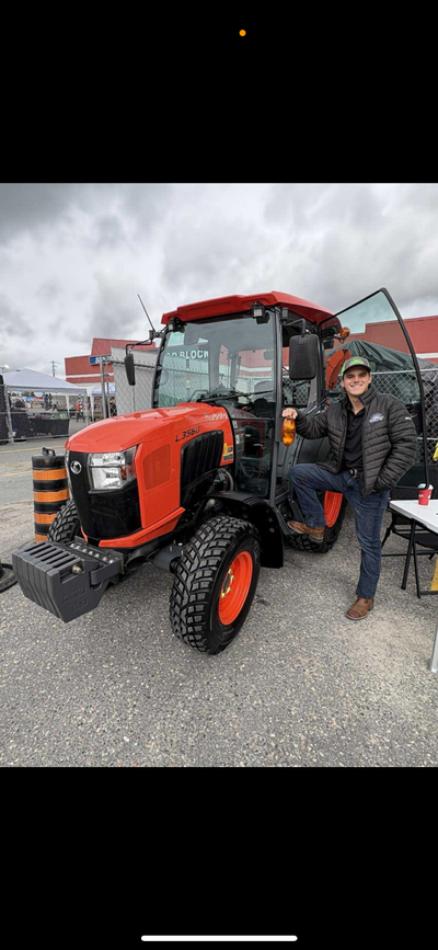 Kubota L3560 NEW 2024 205 hours Included are: Rear snowblower 74” Fender kit, rear and front , radio...