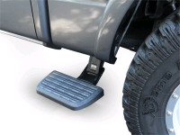 Truck bed retractable side step 