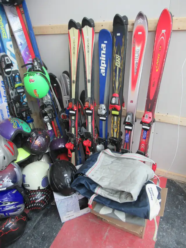 LOT de Ski Alpin, Snowblade, Bâton et Casque. in Ski in Laval / North Shore - Image 8