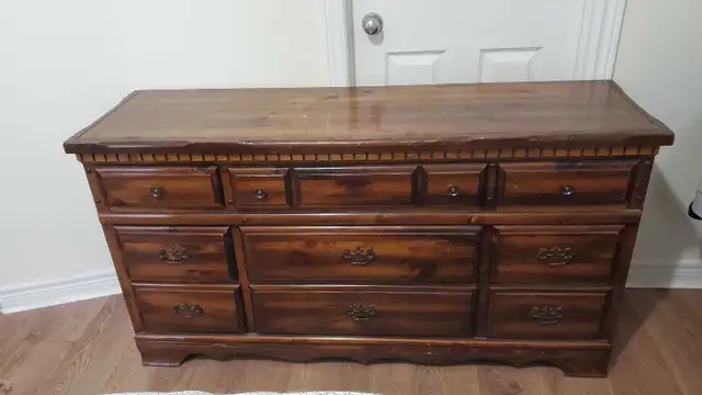 Vintage 1980's Solid Wood Dresser in Dressers & Wardrobes in Norfolk County - Image 2