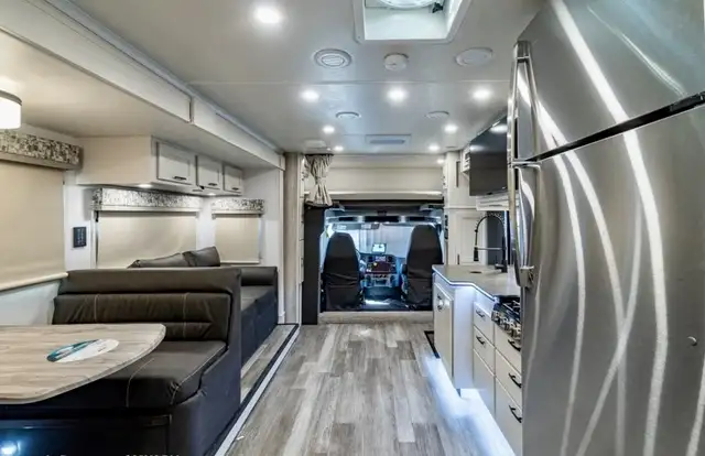 DYNAMAX EUROPA 31SS LUXURY SUPER C DIESEL MOTORHOME - SOLAR PKG in RVs & Motorhomes in Edmonton - Image 7
