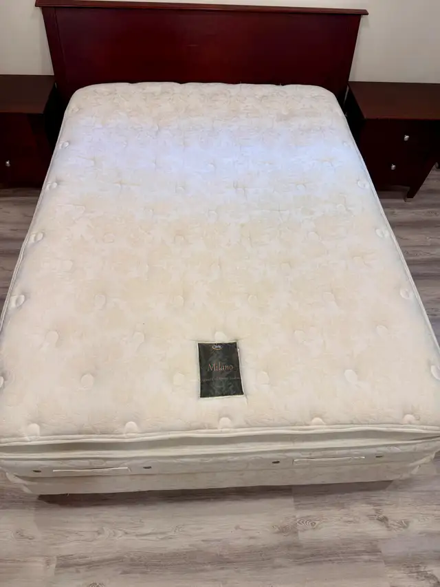 Set de chambre complet Queen en bois 5 bureaux - Fait au Canada in Beds & Mattresses in Laval / North Shore - Image 3