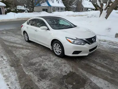 ***GARAGES S'ABSTENIR*** Berline Nissan Altima S 2017 automatique. 116 000 km. Très propre et très é...