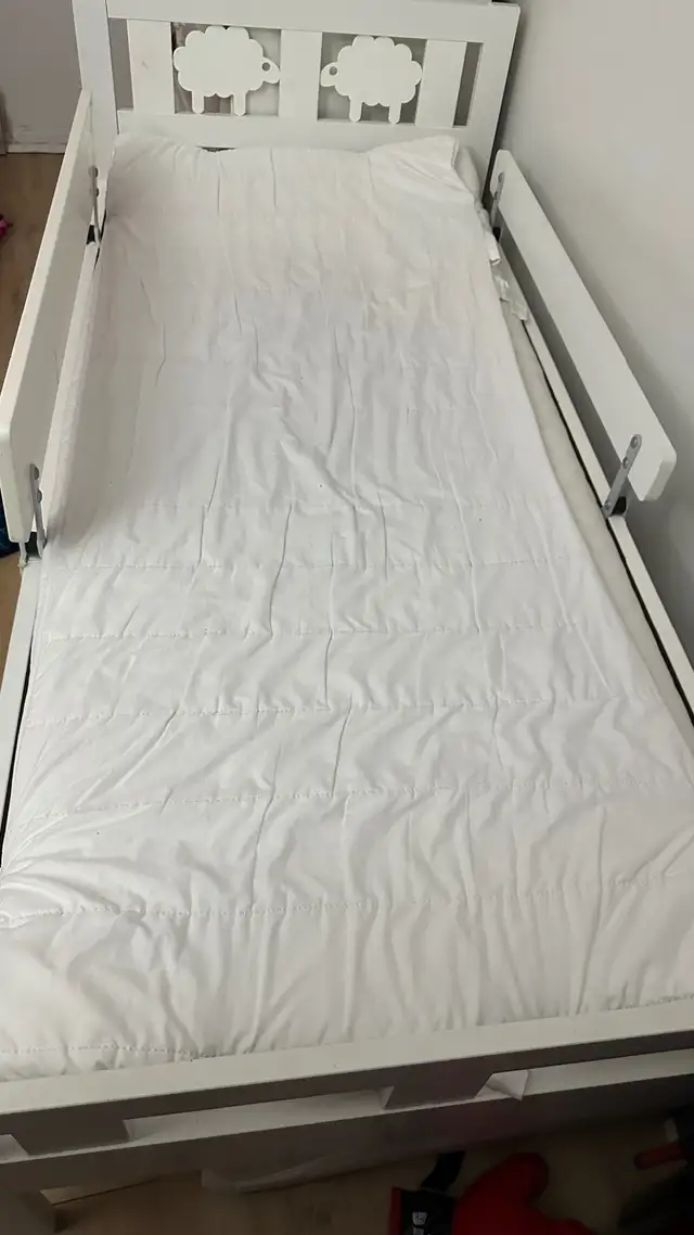 Lit enfants IKEA  avec matelas et barre protection in Beds & Mattresses in Longueuil / South Shore - Image 2
