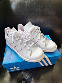 Brand New Adidas Size 2 Kids/Youth Stan Smith Sneakers, BNIB