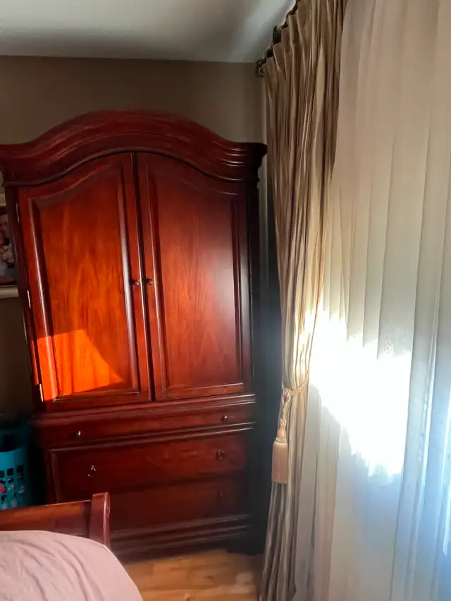King Size Bedroom Set in Beds & Mattresses in City of Montréal - Image 3