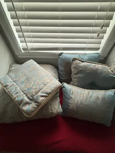 Queen size duvet, 2 x pillow covers, runner and decorative pillow set. Blue and gold colour scheme....