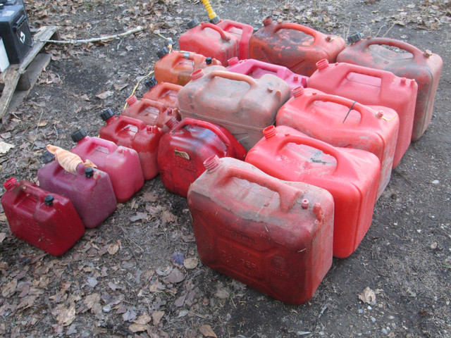 Jerry Can Set (17) in Storage Containers in Edmonton - Image 3
