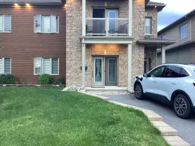 Grand 4 1/2 avec tous les planchers chauffants en céramique, foyer électrique, lave-vaisselle, micro...