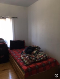 Room to rent to working students girls . Location Brampton 