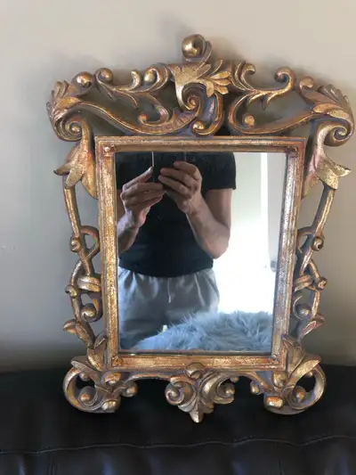 Miroir decoratif mesure 12” pouces de largeur par 17” pouces de hauteur, achete chez Bombay, aucune...