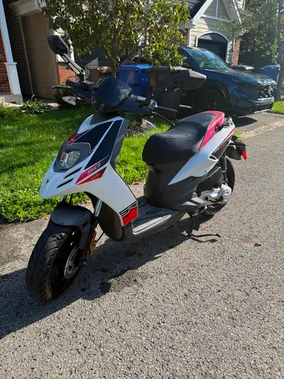 Aprilia SR50M Très bon état. Un seul propriétaire. Tous les entretients effectués. Echappement et tr...
