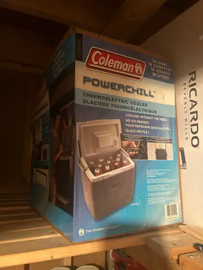 Keep your beverages perfectly chilled on every adventure with this Coleman PowerChill 16-Quart Therm...