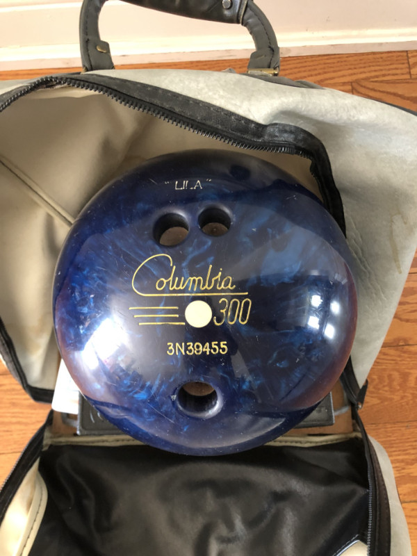 Vintage 1970s Blue Columbia 300 Bowling Ball + Ajay bag in Other in Mississauga / Peel Region