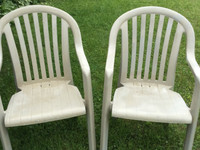 Chaise de jardin beige en plastique 2/30$