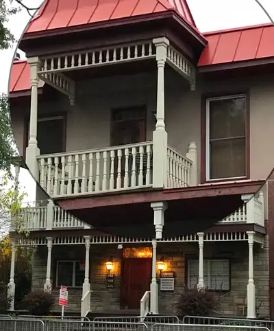 RARETÉ : LOFT au TOP du Vieux La Prairie, au 3e étage d’une bâtisse de style ancien Hôtel-Saloon, ce...