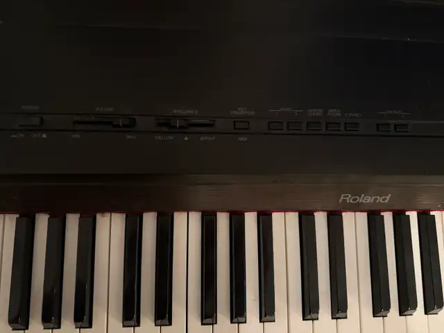 Roland digital piano  in Pianos & Keyboards in City of Montréal - Image 4