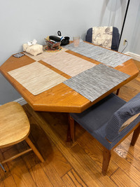 Extendable dining table with two chairs 