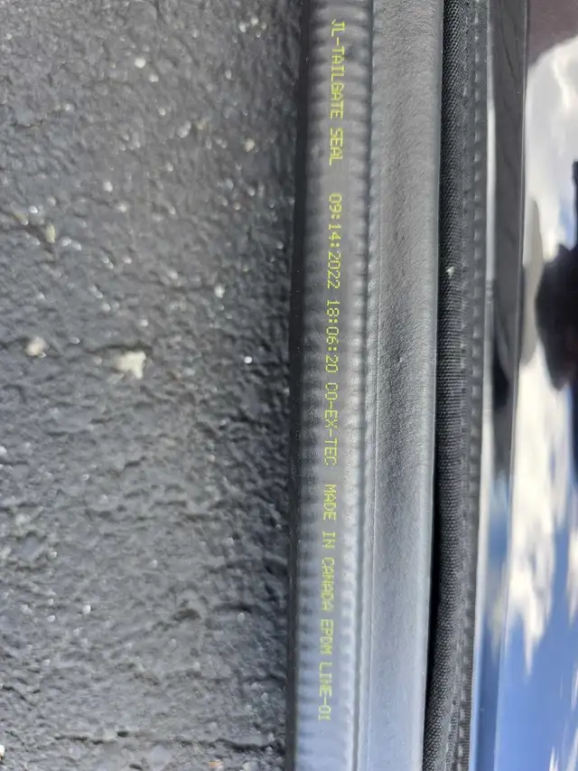 Jeep wrangler 4 door soft top (2023) used for one month only! in Auto Body Parts in City of Toronto - Image 7