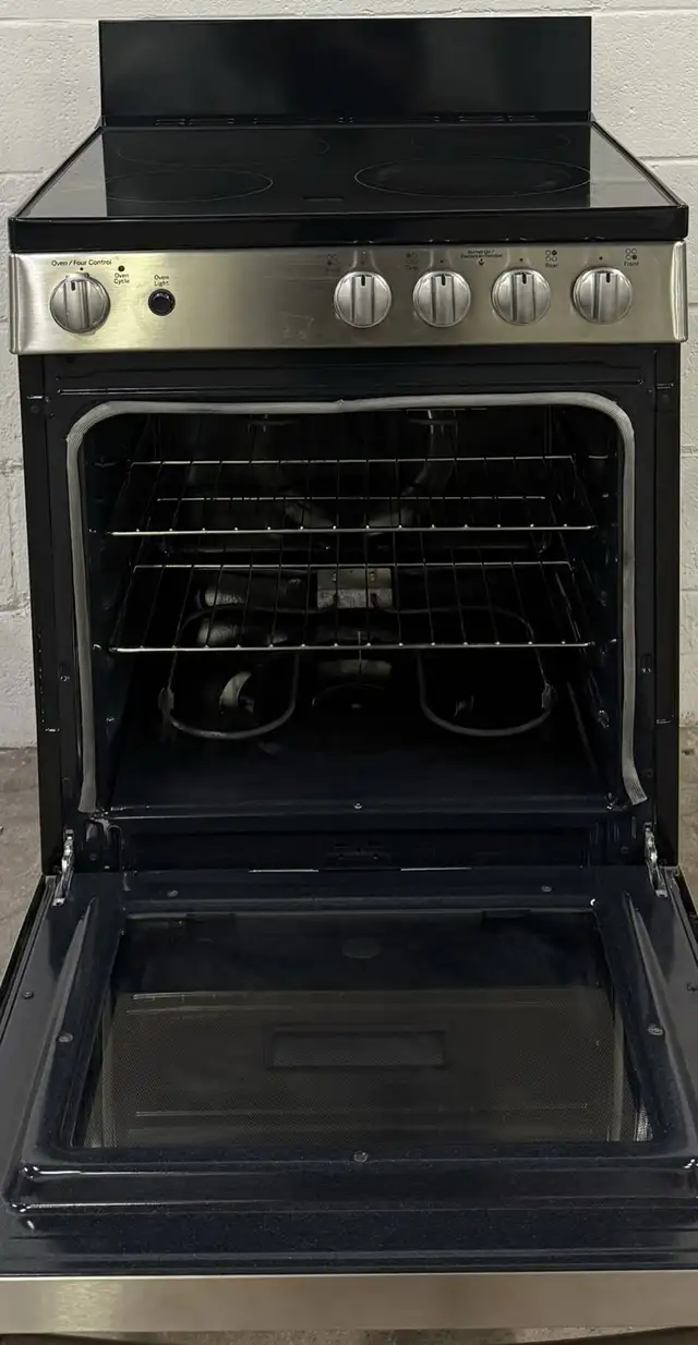 Apartment Size Stove “GE” 24 inch Steam Clean  in Stoves, Ovens & Ranges in City of Toronto - Image 3