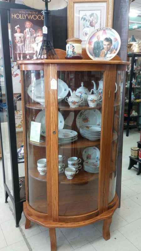 Port Perry Vintage Market - Oak Curved Glass China Cabinet in Hutches & Display Cabinets in Peterborough