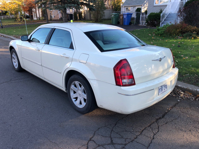 Chrysler 300 3.5L sunroof, leather, no rust dans Autos et camions  à Ville de Montréal - Image 4