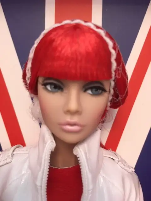 (Barbie) FASHION ROYALTY POPPY PARKER BRITISH INVASION in Arts & Collectibles in St. Albert - Image 3