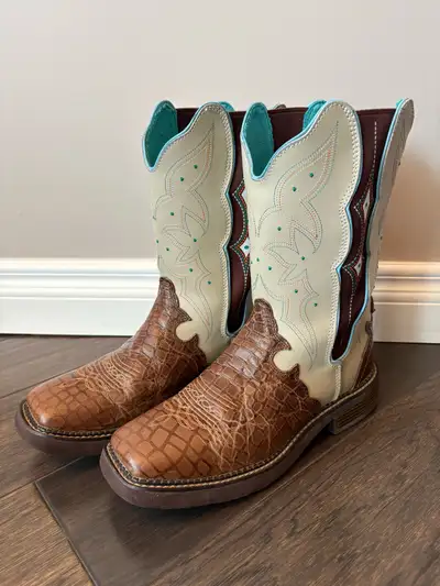 Ladies 11 Justin Cowboy Boots , View more