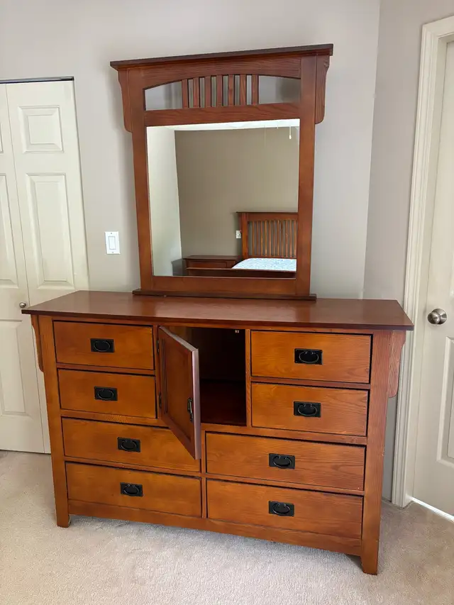 Bedroom Set (5 pieces) in Multi-item in Burnaby/New Westminster - Image 3