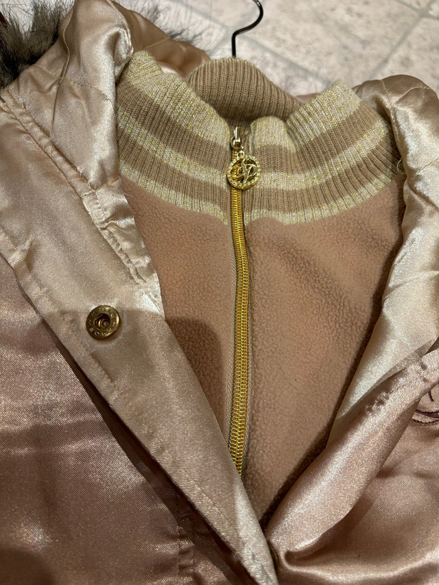 Woman’s Gold Hooded Puffer Jacket dans Femmes - Hauts et vêtements d'extérieur  à Ville de Montréal - Image 4