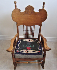 Magnifique chaise berçante en chêne sculpté époque Victorienne