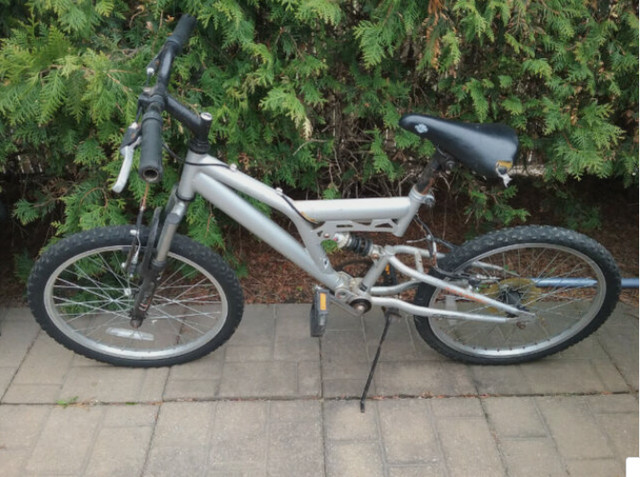 bicyclette jeune homme pas de vitesse utilisation skate park dans De route  à Longueuil/Rive Sud