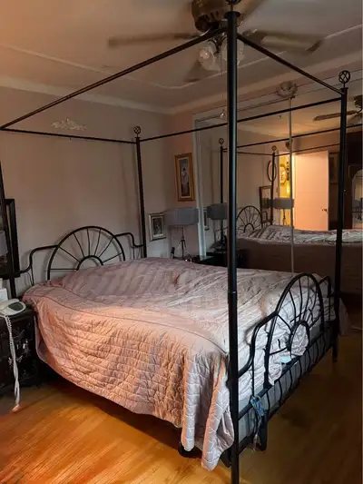 LIT CANAPÉ QUEEN EN METALVENDU SANS MATELAS, View more