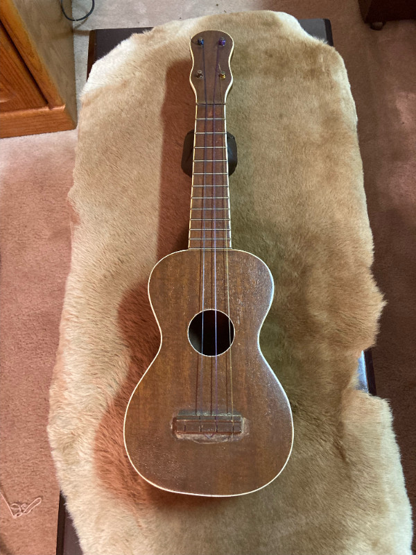 Beautiful antique ukulele as is. in String in Kitchener / Waterloo - Image 2
