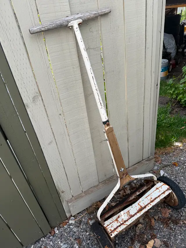 Free Push Mower in Lawnmowers & Leaf Blowers in Banff / Canmore - Image 2